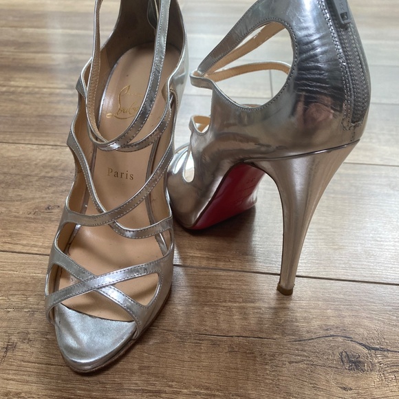 Size 8 louboutin heels - Picture 7 of 9